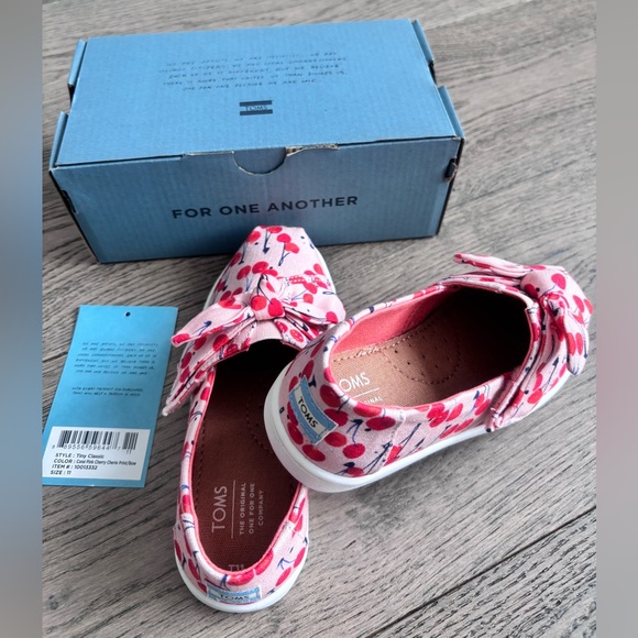 NEW TOMS girls shoes in size 11 - Picture 2 of 6
